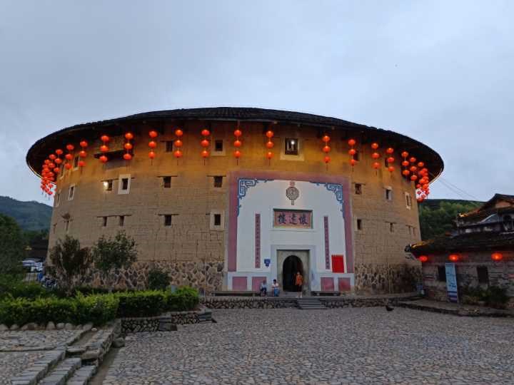 厦门旅游包车土楼自由行/提供景区景点城市往返包车接送