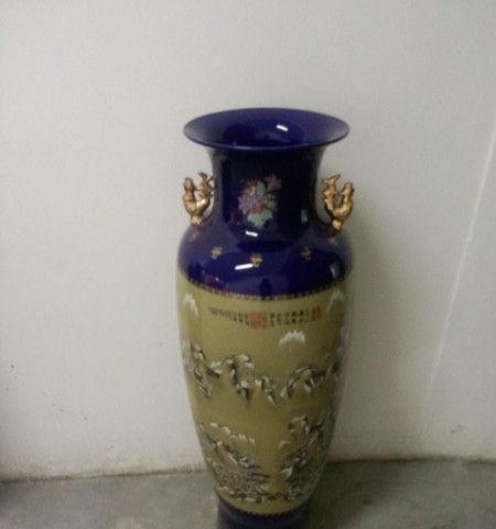 公司闲置物品落地大花瓶低价售出,有意者电话联系