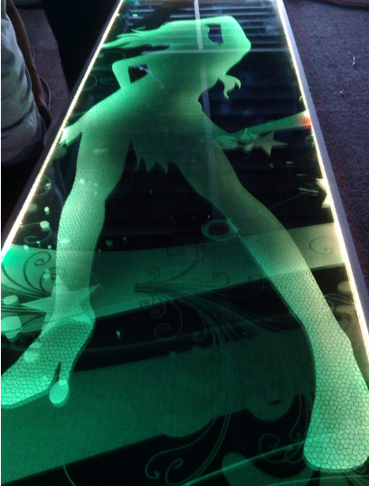 楼梯护栏玻璃内雕用途广泛