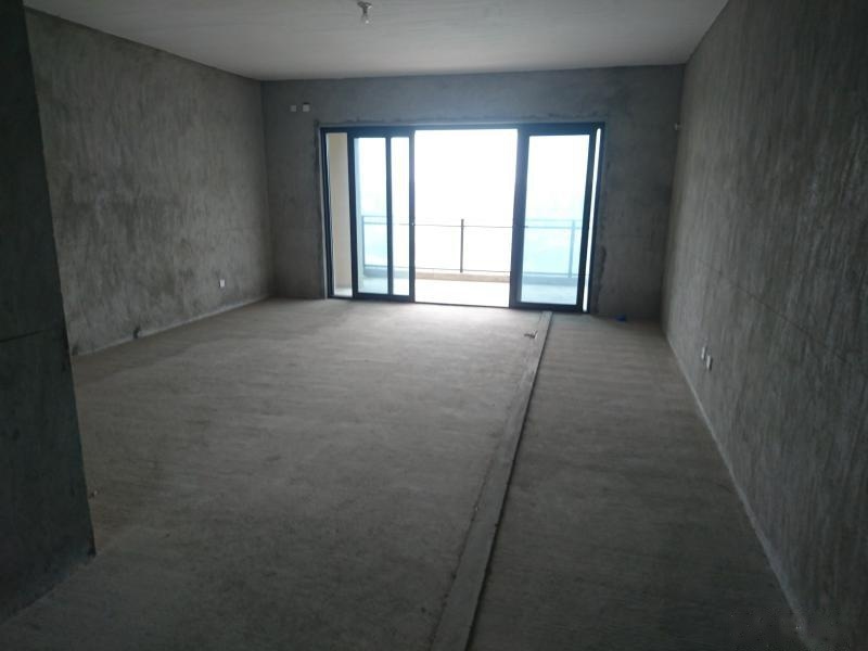 南北通透,东南北三面采光,全明格局,客厅带观景大阳台,瞰湾景